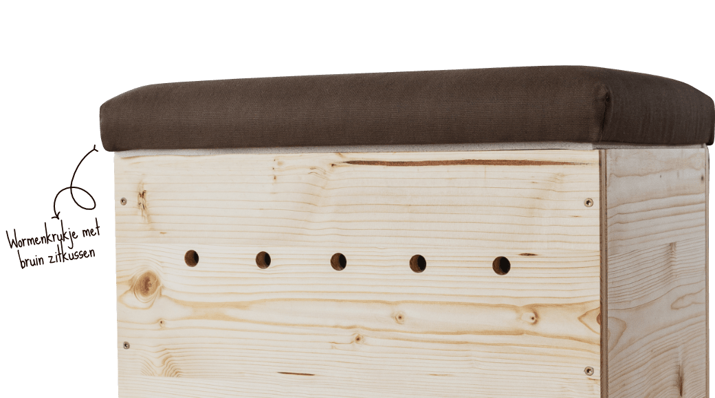 Freigestellter Ausschnitt einer Wurmkiste aus Fichtenholz mit braunem Sitzpolster als Deckel. Daneben die Produktbeschreibung "Wurmhocker mit braunem Sitz"